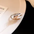 Dettaglio di un anello aperto bohémien in argento con conchiglia naturale e perle - Stile Conchiglia (6)
