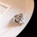 Primo piano dettagliato di un anello bohémien in argento con perle bianche e stella marina - Stile Stella Marina a Cuore (8)