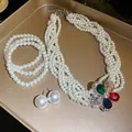 Detailansicht des bunten Edelsteinblumen-Anhängers und des Perlen-Schmucksets Luxus - Mehrlagiges Halskette Armband Ohrringe Set / Cremeweiß (Mehrfarbige Blume)