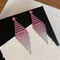 Eleganti orecchini con strass sfumati rosa e forma a rombo cavo per un look di lusso - Stile Romboidale Cavo (HE31955) / Rosa