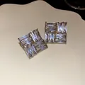 Dettaglio di orecchini geometrici in argento con cristalli rettangolari scintillanti - Argento