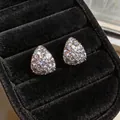 Dettaglio di eleganti orecchini a lobo in zircone a forma di goccia in una scatola nera. - Argento