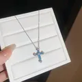 Detailansicht einer silbernen Kreuzkette mit blauen Zirkonia - Klein
