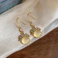 Vista dettagliata di orecchini a gancio dorati stile francese con perle in resina e strass - Gancio per orecchio - Oro