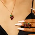 Primer plano de un conjunto de joyería con collar y pendientes en forma de uva con brillo - Conjunto de Joyas de Uva (16)