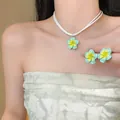 Ensemble de bijoux collier double cordon et boucles d'oreilles fleur en résine vert menthe - Ensemble collier et boucles d'oreilles clous / Vert
