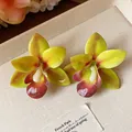 Detailansicht eleganter gelb-grüner Orchideenblüten-Ohrringe aus Epoxidharz für Damen - Stil mit Silber-Ohrstecker / Grün