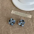 Eleganti orecchini a perno geometrici blu con strass brillanti e dettagli in argento - Orecchino Geometrico Traforato (HE33390) / Argento-Blu