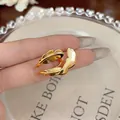 Gros plan sur un protège-oreille plume plaqué or 18 carats au lustre métallique - Manchette d'oreille - Or / Pièce Unique