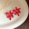 Boucles d'oreilles fleurs roses vintage au fini doré, design élégant et raffiné pour femme. - Rose rouge
