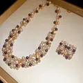 Vue détaillée de l'ensemble collier et broche rétro avec des perles et des strass brillants - 紫色和粉色