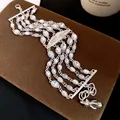 Vista dettagliata di un bracciale multistrato argento con strass e ciondolo a labbra. - Stile 1 (HB5838) / Argento