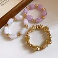 Detalle de pulseras elásticas vintage con cuentas de acrílico y oro - Set de tres piezas / Púrpura