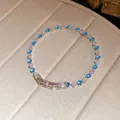 Dettaglio di un elegante braccialetto tennis con zirconi quadrati blu e bianchi - Argento-Blu