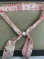 Elegante collar de cinta de seda largo estampado en crema y rojo con perla blanca - Estampado de Vida Marina / Rosa