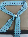 Collar de bufanda de seda azul claro con lunares y una gran hebilla de perla blanca - Estampado de lunares / Azul