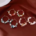 Eleganti orecchini a cerchio con pietre di conchiglia colorate e perle d'argento - Colori Misti
