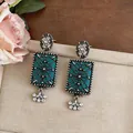 Primo piano di orecchini rettangolari in stile vintage con intarsio blu e strass - Perno per orecchino in argento - Nero canna di fucile - Blu