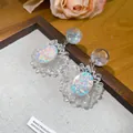 Dettaglio di orecchini a margherita trasparenti con motivo a rosa olografico unico - Stile Perno in Argento / Bianco