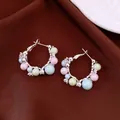 Gros plan de boucles d'oreilles créoles avec perles colorées et zircons brillants. - Style Rond (HE33984) / Argent - Arc-en-ciel