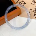 Elegante Nahaufnahme eines durchscheinenden bläulichen Glasarmreifs mit Text - Transparent (Stil 18)