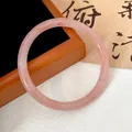 Nahaufnahme eines durchscheinenden, trockenrosenrosa Glasarmreifens mit Muster - Rosa (Stil 13)
