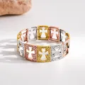 Makroansicht der detaillierten Textur und des hohlen Kreuzdesigns des Tricolor-Armbands - Gold Roségold Und Silber