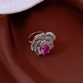 Primo piano di un anello a rosa vintage con zircone rosa e pietre brillanti - Anello / Argento-Rosa