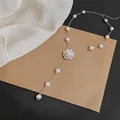 Elegantes Detail des Kamelienblüten-Anhängers an einer Perlenkette mit Silberkette. - Silber