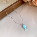 Vue détaillée d'un pendentif poisson bleu irisé sur un collier de perles en argent fin - Collier - Argent - Bleu