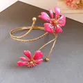Elegante bracciale da braccio dorato con vivaci fiori in smalto rosa per un tocco chic - Rosso rosa