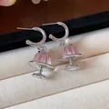 Detailaufnahme von eleganten rosa Pudding- und Perlen-Creolen auf einem Schmucktablett - Rosa