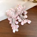 Nahaufnahme süßer rosa Blumenperlen Quastenohrringe, ideal für den sommerlichen Urlaubslook - Silber-Ohrstecker-Stil / Rosa