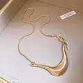 Nahaufnahme der goldenen unregelmäßigen geometrischen Halskette mit Schlangenkette - Unregelmäßig Geometrisch (HN12013) / Gold