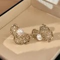 Eleganti orecchini a perno dorati 18K traforati con perle e zirconi in scatola - Oro Caffè