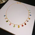 Gedetailleerde weergave van 14k vergulde ketting met veelkleurige zirkonia-bedels - Veelkleurige Zirconia Sleutelbeenhalsketting / Goud