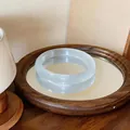 Detalle de una pulsera rígida de piedra ojo de gato blanco translúcido en espejo - Cian Claro