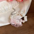 Elegantes Perlenarmband mit rosa Chiffonblume und Kristallen auf beigem Stoffdetailansicht - Armband - Silber - Weiß - Rosa