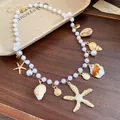 Elegantes Detail einer Perlenkette mit goldenen Seesternen und Muschelanhängern aus Holz - Halskette