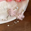 Nahaufnahme eleganter rosa Chiffon-Blütenohrringe mit Perlen und feinen Silberketten - Silbernadel-Weiß-Rosa