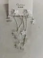 Elegante lange Quastenohrringe mit weißen Resinblumen und glänzenden Zirkoniasteinen - Weiß