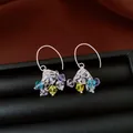 Detailansicht silberner Ohrhaken mit lebendigen, bunten, facettierten Kristallperlen. - Ohrhaken / Silber Bunt