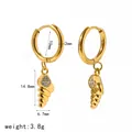 Detaillierte Maße der goldenen Edelstahl-Ohrringe mit Muschelanhängern und Kristallen - Conch (TE60823)