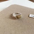 Detailgetreue Nahaufnahme eines Vintage-Silberkettenrings mit braunem Katzenaugenstein - offener Ring / Kaffeebraun