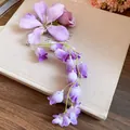 Gedetailleerde macro-opname van een paarse stoffen bloem haarclip met bloemen kwastje. - Bloemen Kwast Stijl (HH9875) / Paars