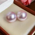 Primer plano detallado de pendientes de perlas rosas de fantasía con brillo metálico - 22mm / Poste de Plata - Rosa Irisado