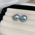 Pendientes de perlas redondas irisadas con brillo azul y púrpura en un joyero elegante. - 20mm / Poste de Plata - Azul Irisado