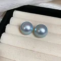 Elegantes pendientes de perlas azules iridiscentes estilo francés con cierres de plata. - Azul Iridiscente / 22mm