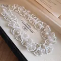 Détail d'un collier ras du cou en dentelle de perles de style français dans son coffret - Collier