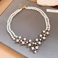 Elegante collana di perle a due fili con ciondolo floreale dorato decorato in stile vintage - Collana / Oro Antico-Bianco